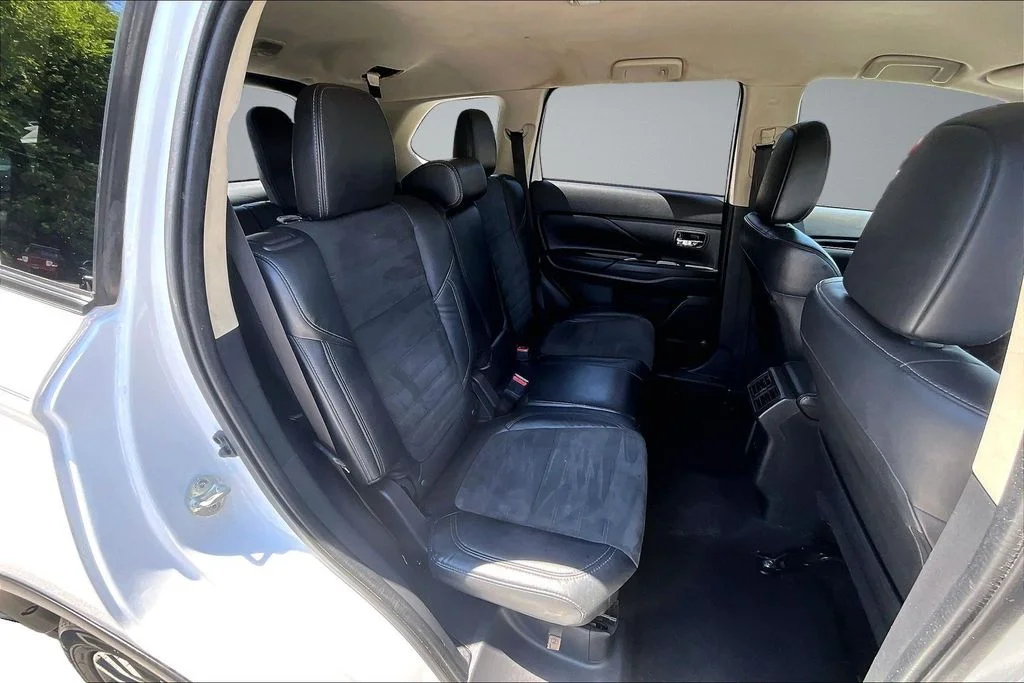 Certified Used 2020  Mitsubishi SE image 25