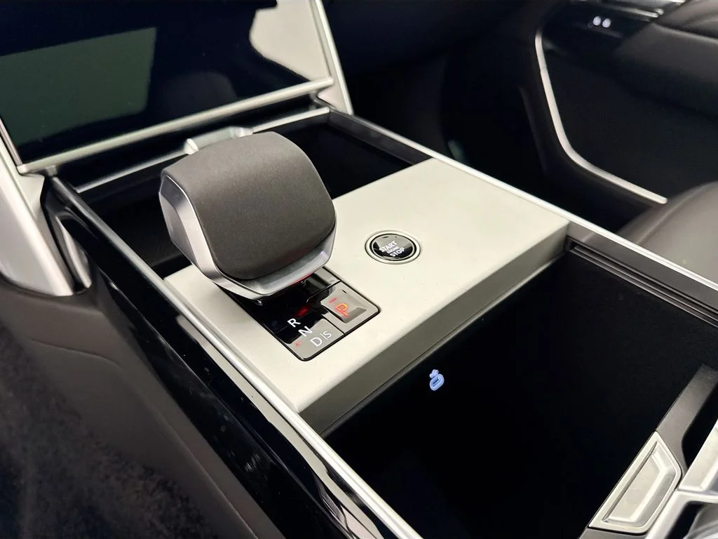 New 2026 Belgravia Green Land Rover SE image 17