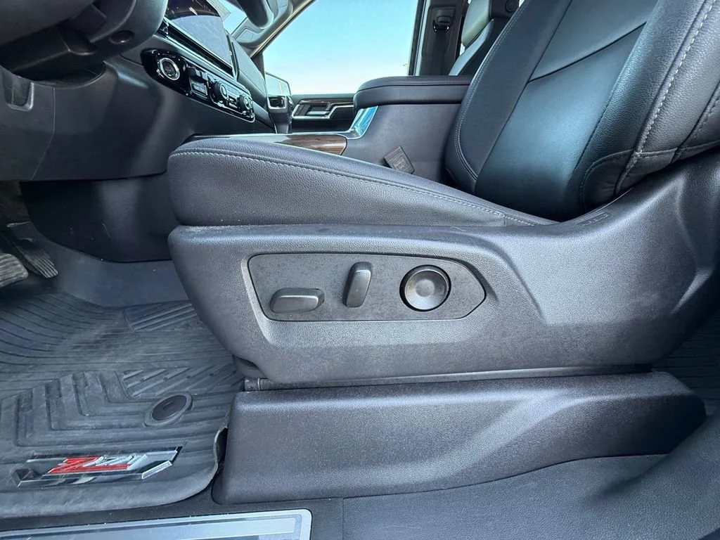 Used 2025 Summit White Chevrolet RST image 34