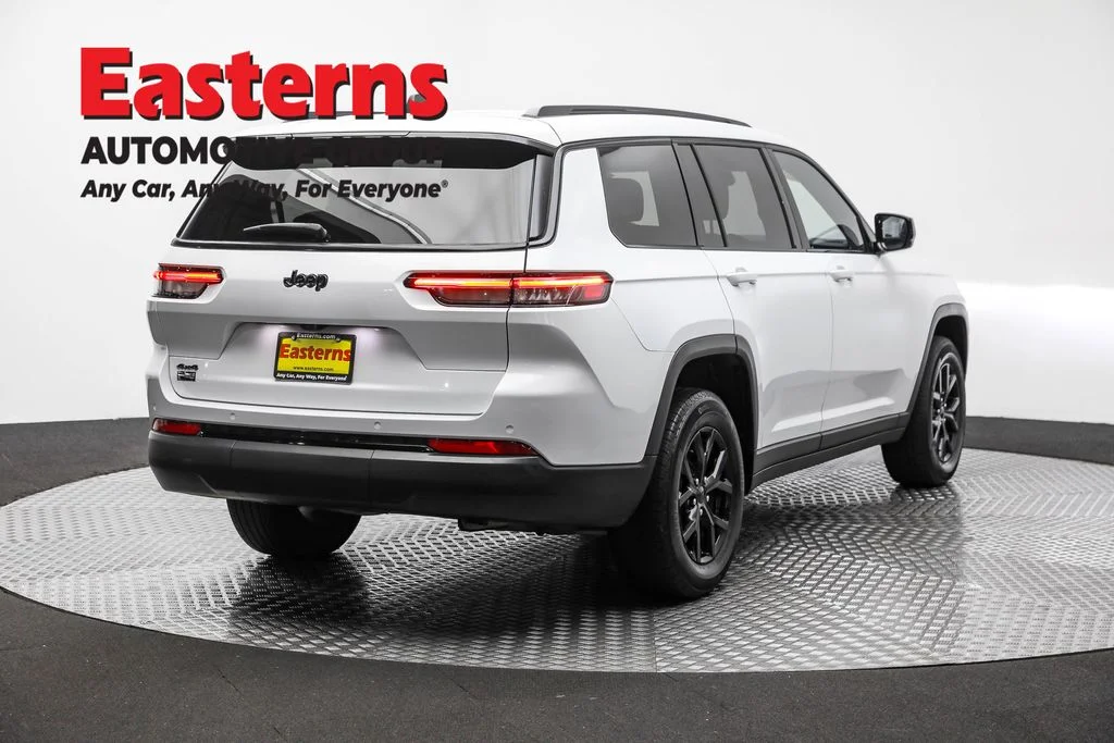 Used 2024 White Jeep Altitude image 5