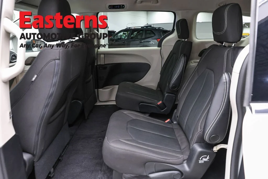 Used 2022 White Chrysler LX image 21