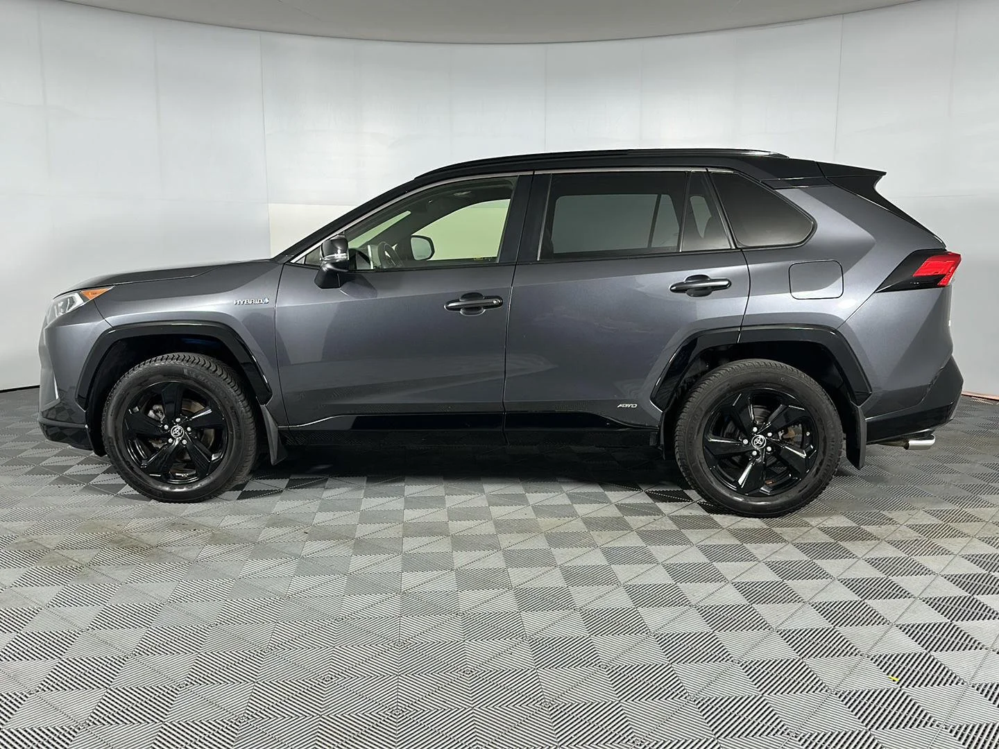 Used 2019 Magnetic Gray Metallic w/Black Roof Toyota XSE image 4