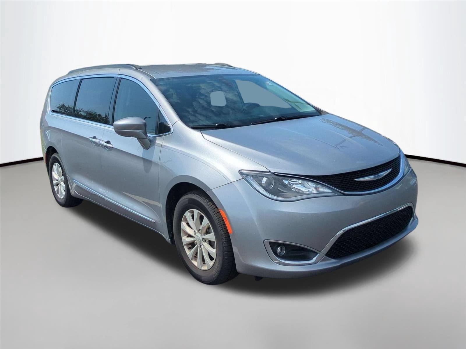 Used 2017 Billet Silver Metallic Clearcoat Chrysler Touring-L image 3