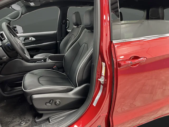 New 2026 Red Hot Pearl-Coat Exterior Paint Chrysler Limited image 4
