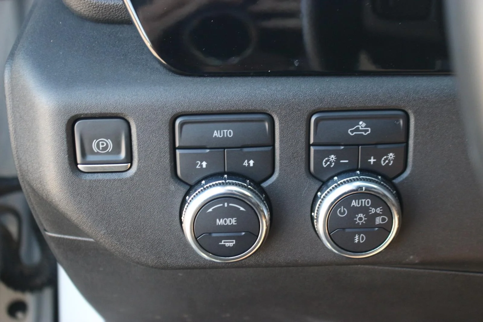 Used 2023 Summit White GMC Elevation image 31