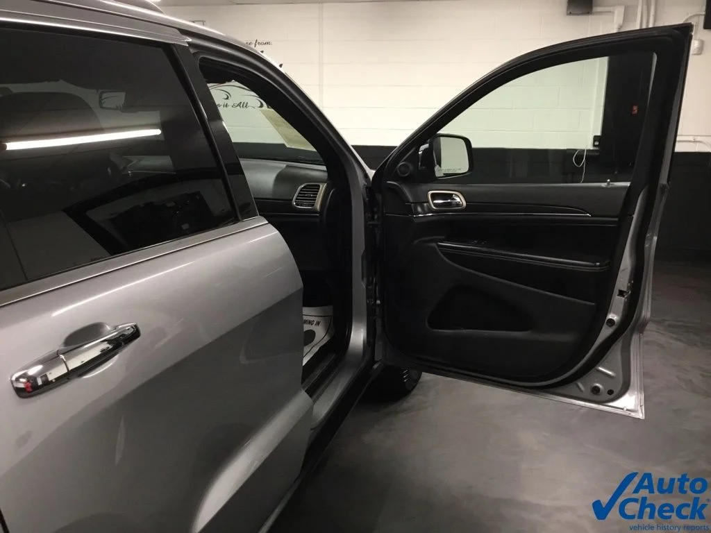 Used 2016 Silver Jeep Limited image 41