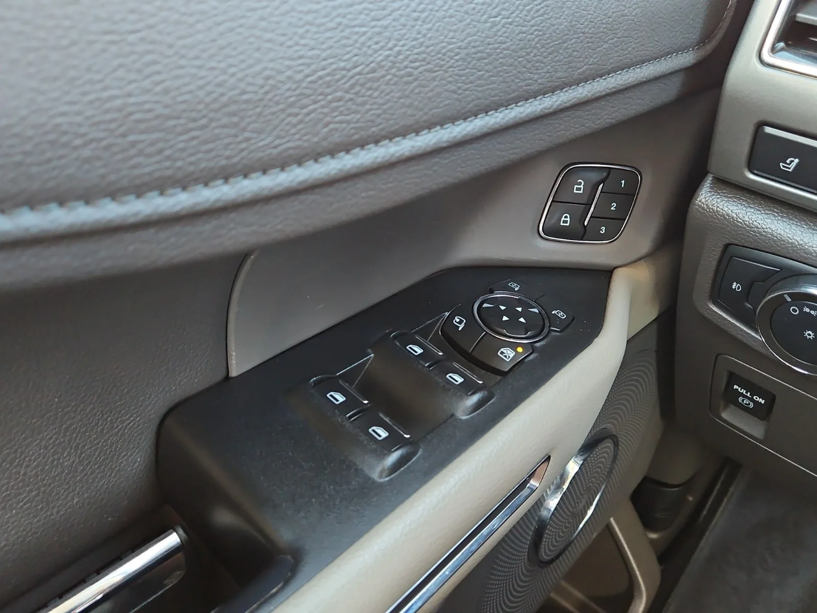 Used 2020 Magnetic Metallic - J7 Ford XLT MAX image 14