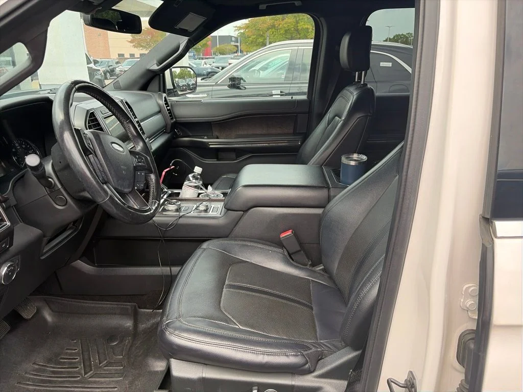 Used 2019  Ford Limited image 23