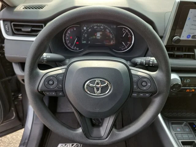 2025 Toyota RAV4 XLE - Photo 23