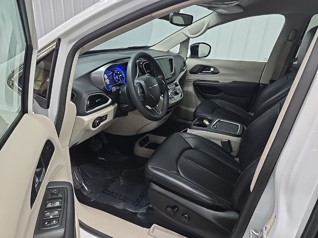 Used 2024 White Chrysler Touring L image 28