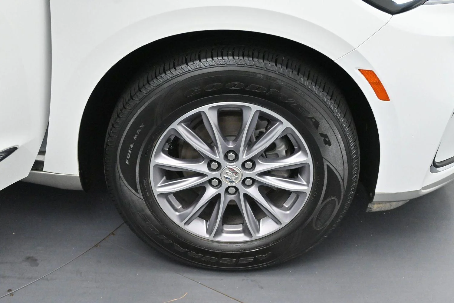 Used 2023 Summit White Buick Essence image 35