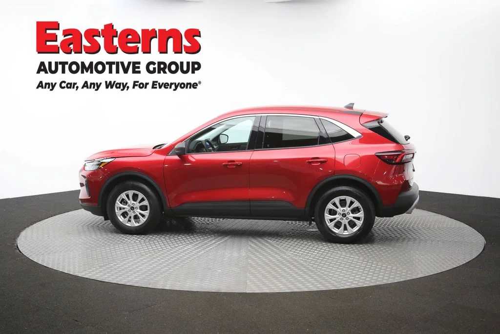 Used 2023 Red Ford Active image 61
