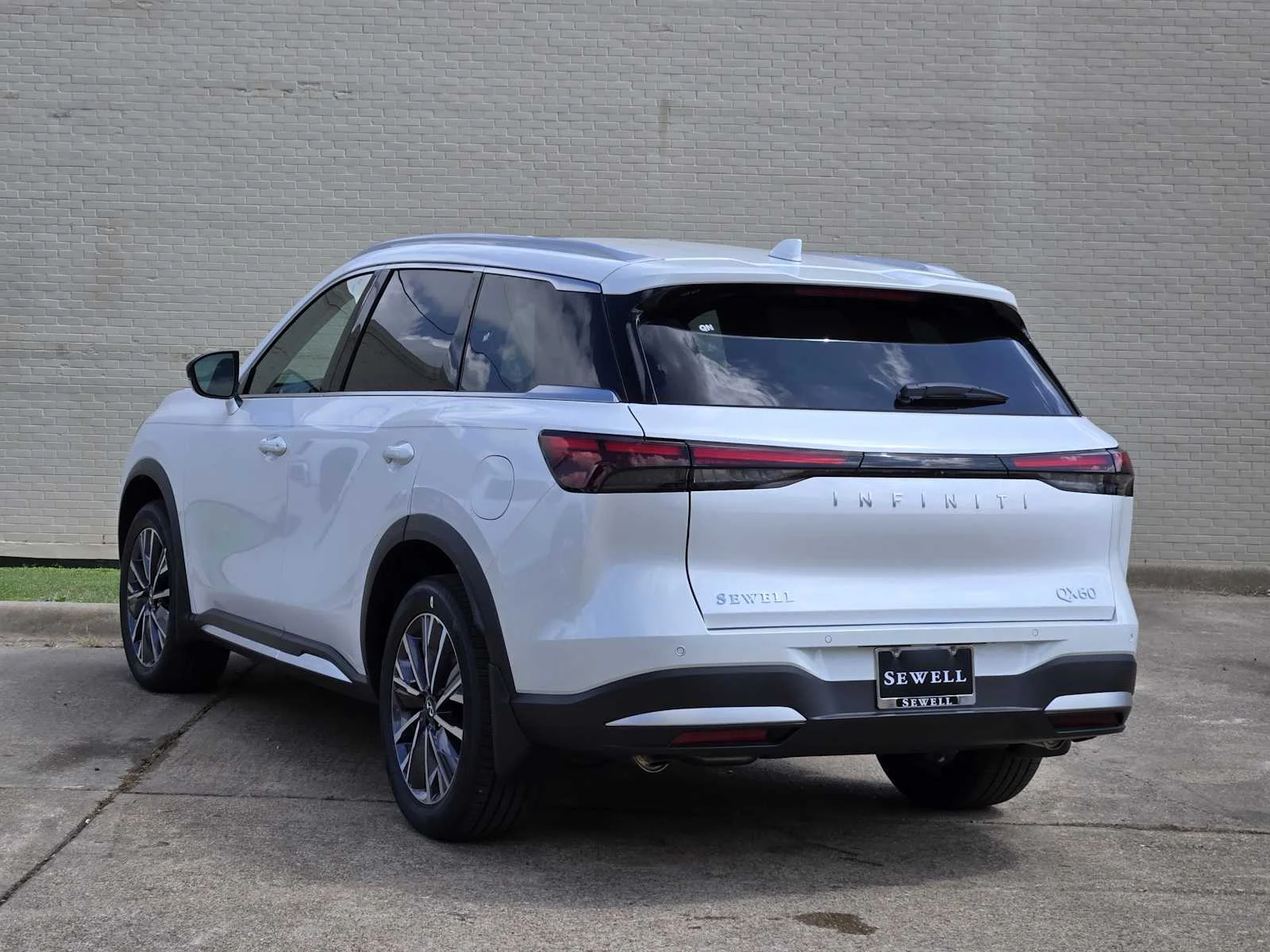 New 2026 RADIANT WHITE INFINITI Luxe FWD image 4