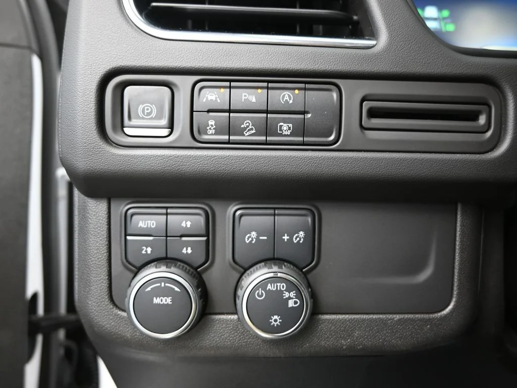 Used 2023 White Chevrolet Z71 image 35