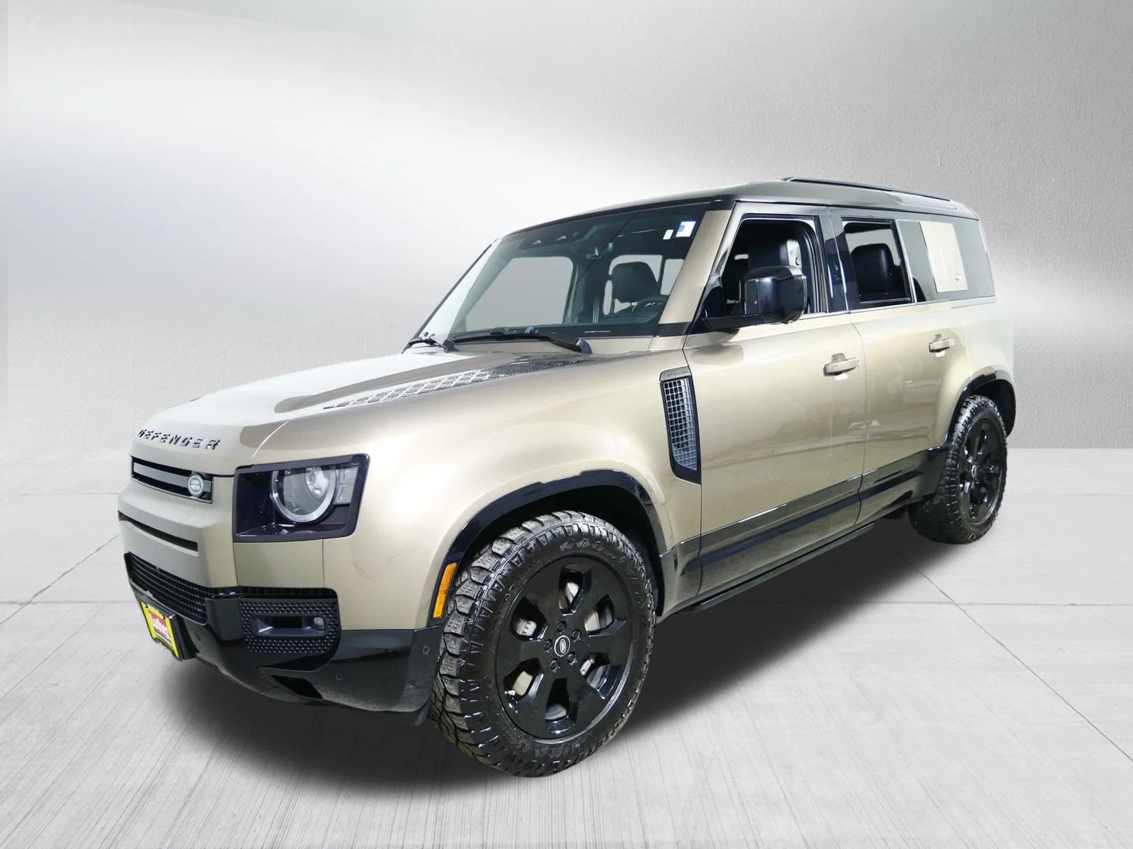 Used 2024 BRONZE Land Rover X-Dynamic SE image 3
