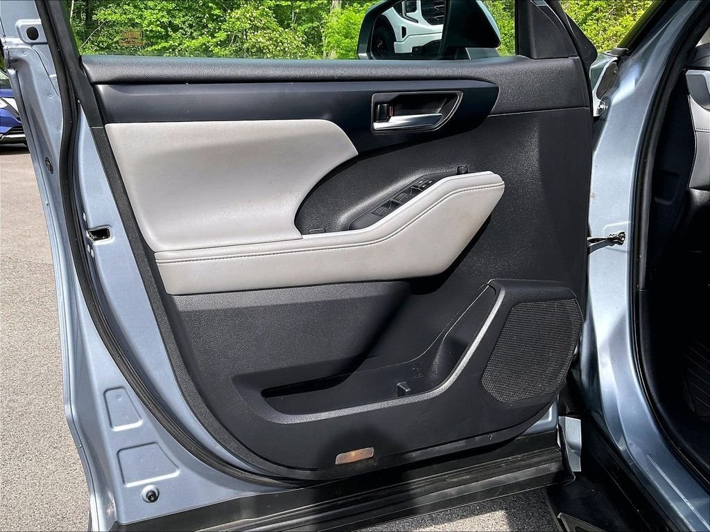 Used 2020 Blue Toyota XLE image 9