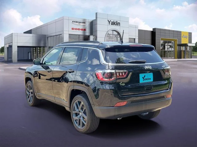 New 2026 Diamond Black Crystal Pearl-Coat Exterior Paint Jeep  image 3