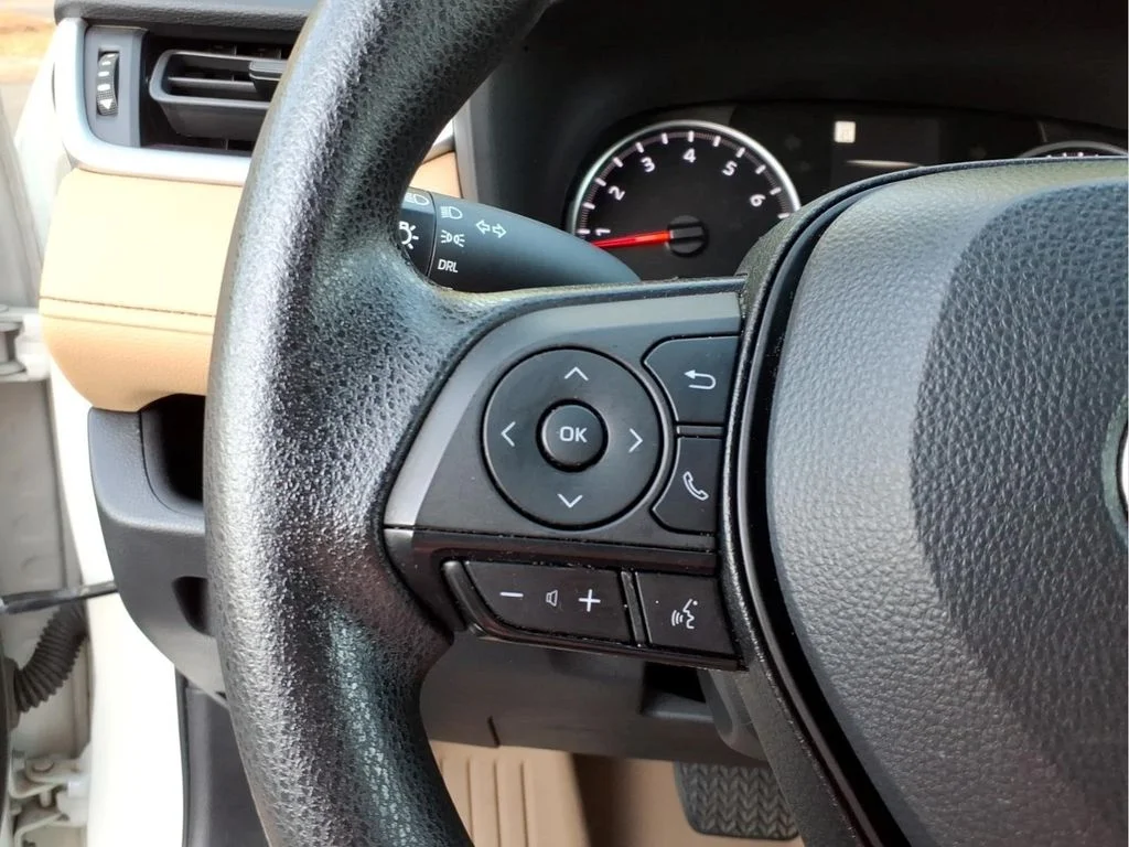 Used 2022 White Toyota LE image 11