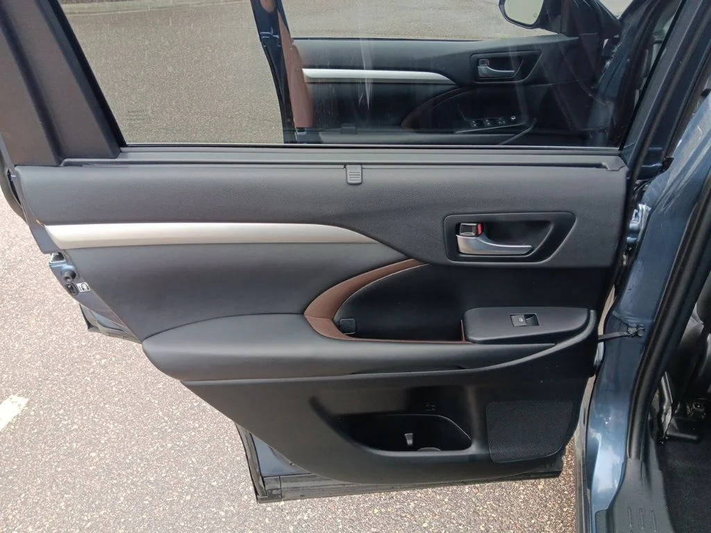 Used 2019 Shoreline Blue Pearl Toyota XLE image 47