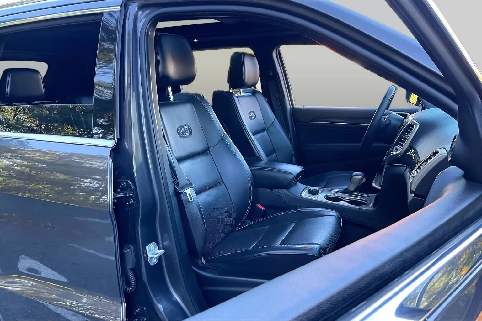 Used 2017 Granite Crystal Metallic Clearcoat Jeep Overland image 8