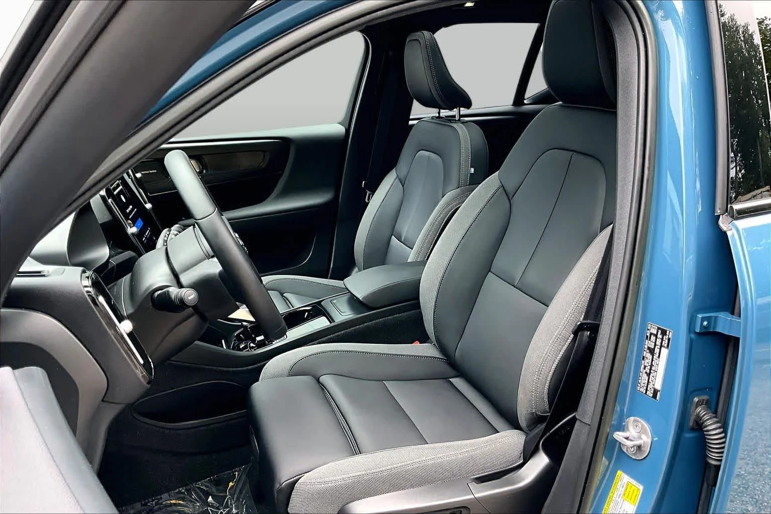 Used 2023 Fjord Blue Metallic Volvo Ultimate image 8