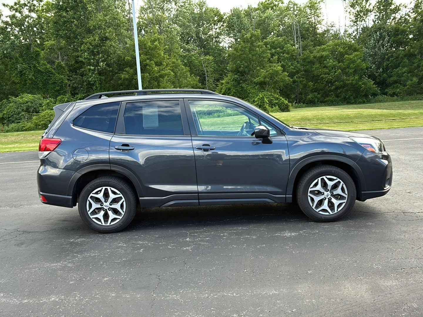 Used 2019 Dark Gray Metallic Subaru Premium image 17