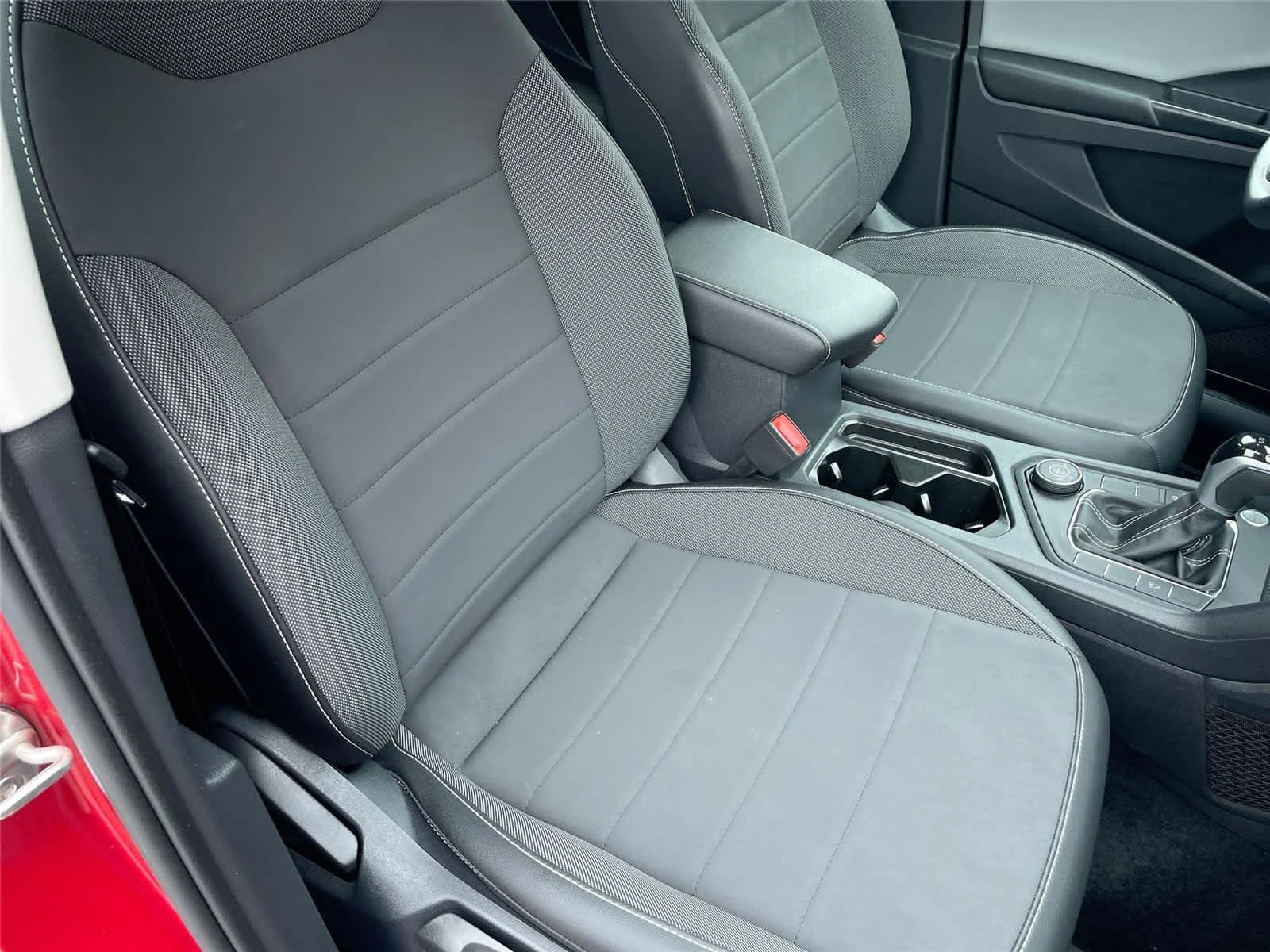 Used 2022 Red Volkswagen SE image 18