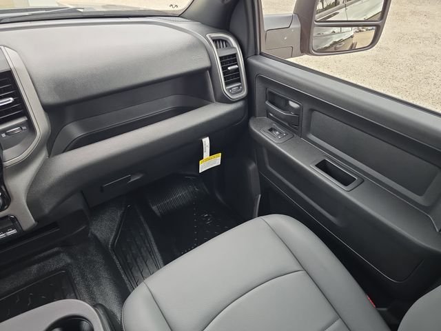 New 2026 Diamond Black Crystal Pearl-Coat Exterior Paint RAM Tradesman image 12