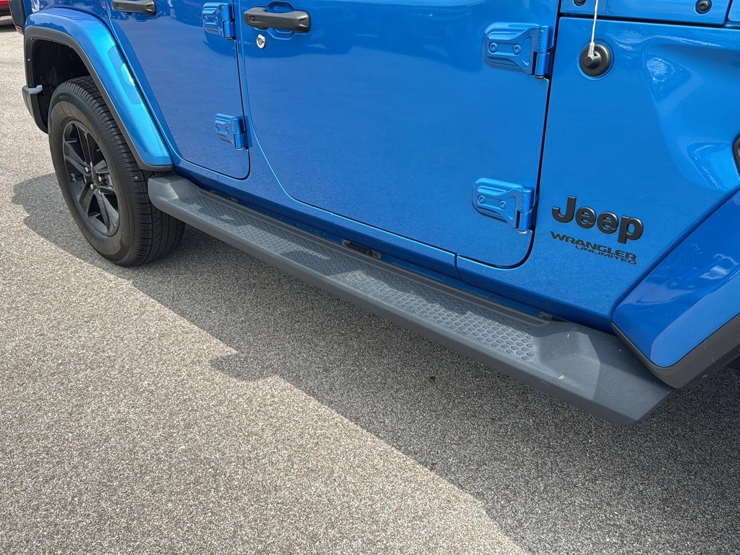 Used 2022 Hydro Blue Pearlcoat Jeep Unlimited Sahara Altitude image 22