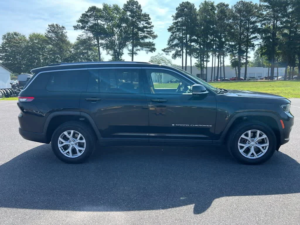 Certified Used 2022 Diamond Black Crystal Pearlcoat Jeep Limited image 4