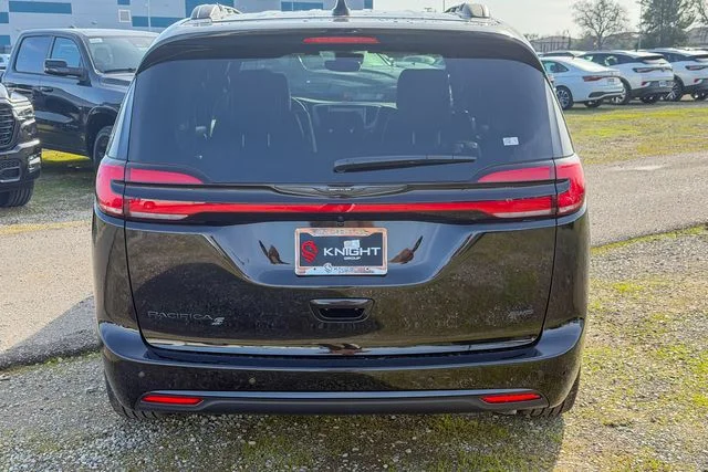 New 2026 Diamond Black Crystal Pearl-Coat Exterior Paint Chrysler Select image 7