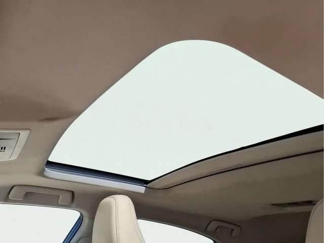 Used 2016 White Lexus  image 17
