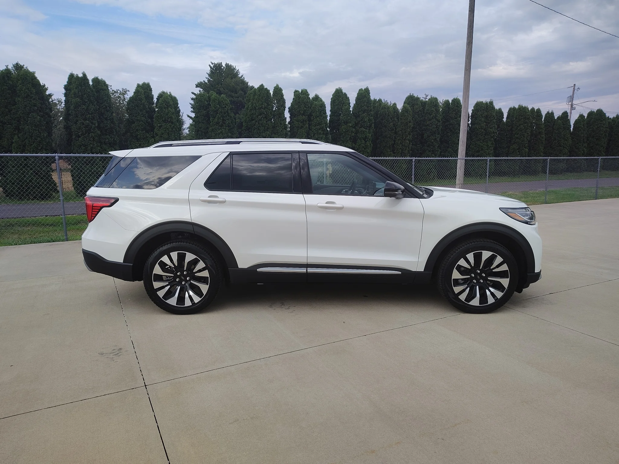 New 2027 Star White Metallic Tri-Coat Ford Platinum™ image 4