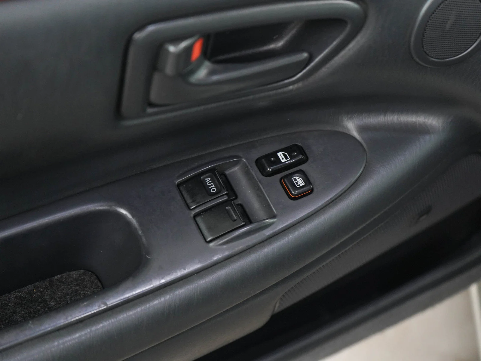 Used 2002  Toyota SE V6 image 14