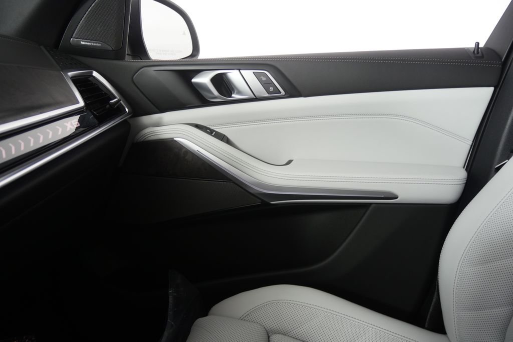 Used 2026 Mineral White Metallic BMW xDrive40i image 23