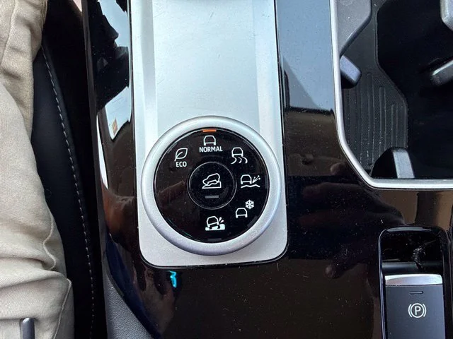Used 2025  Mitsubishi  image 45