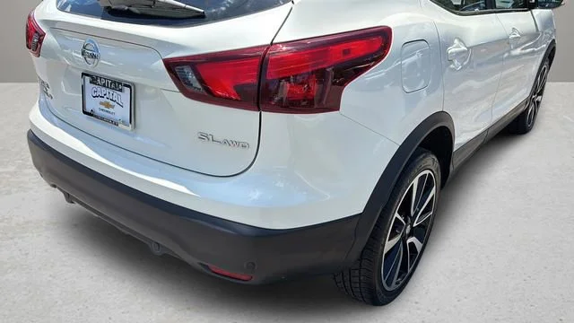 Used 2019 White Nissan SL image 37
