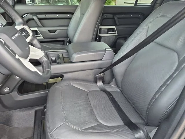 Used 2024  Land Rover SE image 15