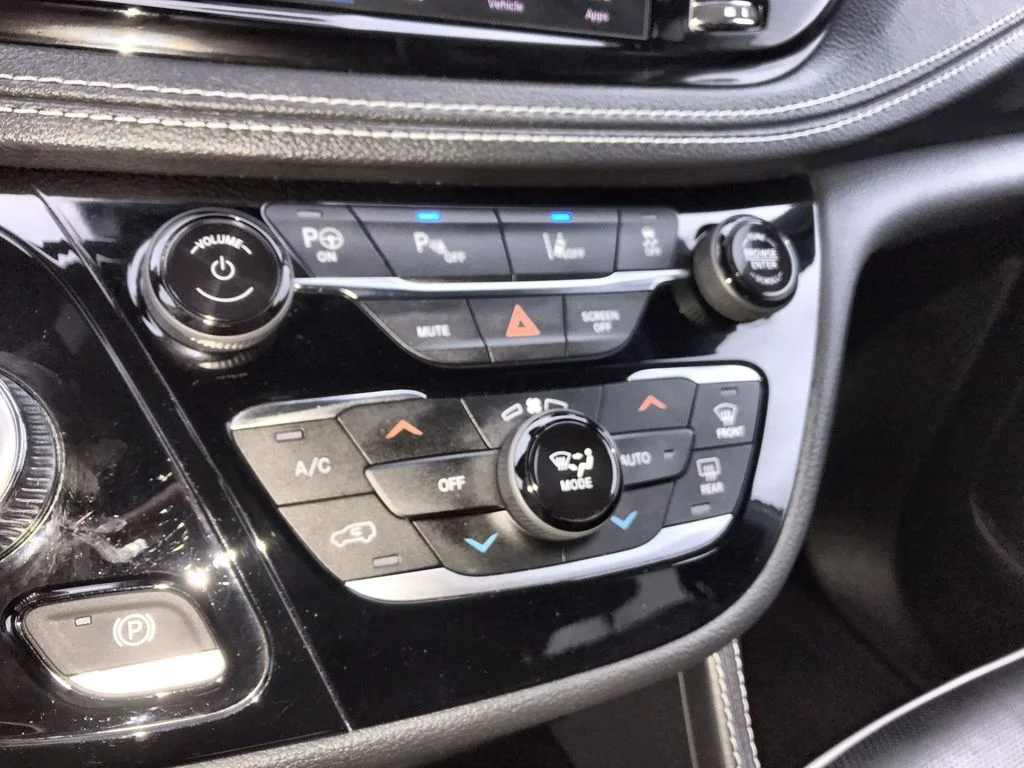Used 2023 Silver Chrysler Limited image 19