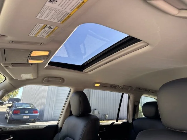 Used 2018 White Nissan SL image 34