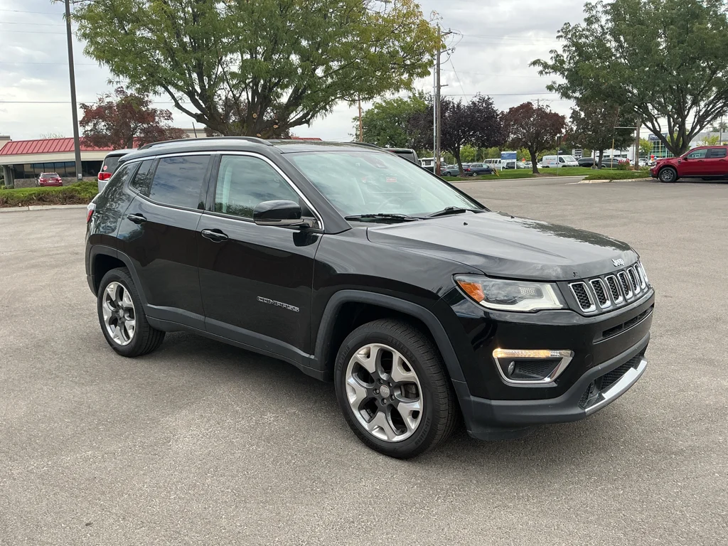 Used 2018 Diamond Black Crystal Pearlcoat Jeep Limited image 3