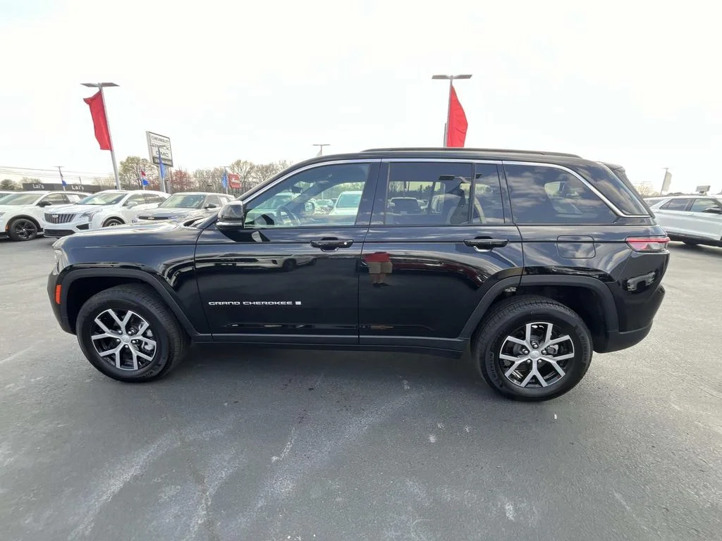Used 2025 Diamond Black Crystal Pearlcoat Jeep Limited image 4