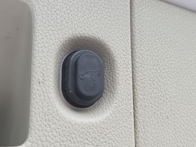 Used 2018 Crystal White Cadillac Premium image 20