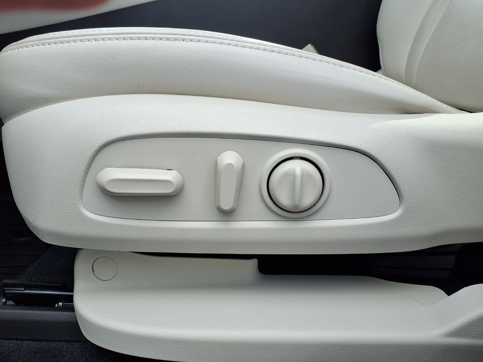 Used 2023 White Buick Essence image 18