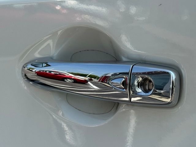 Used 2018 White Nissan SL image 12