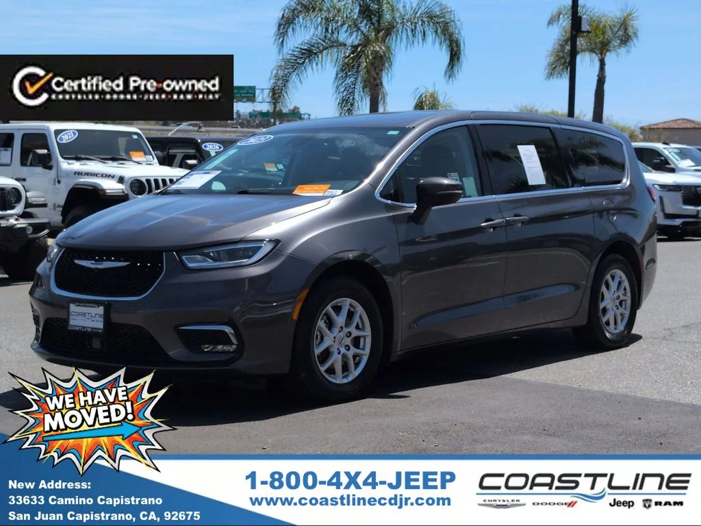 2023 Chrysler Pacifica Touring L's photo