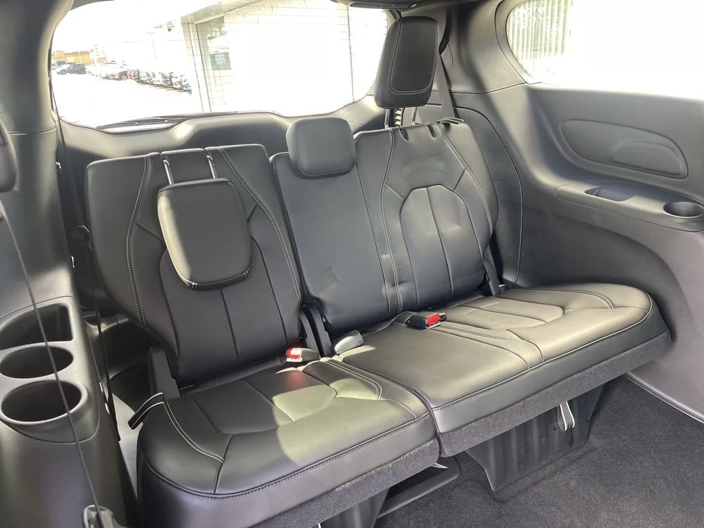 2026 Chrysler Pacifica Select - Photo 13