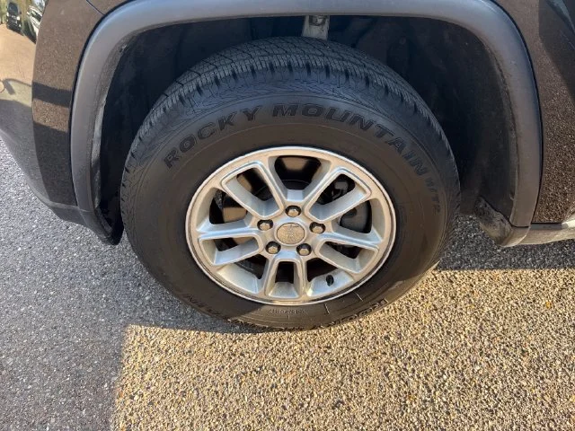 Used 2018 Black Jeep Laredo image 10