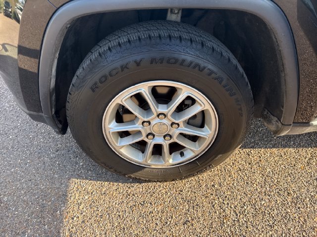 Used 2018 Black Jeep Laredo image 10