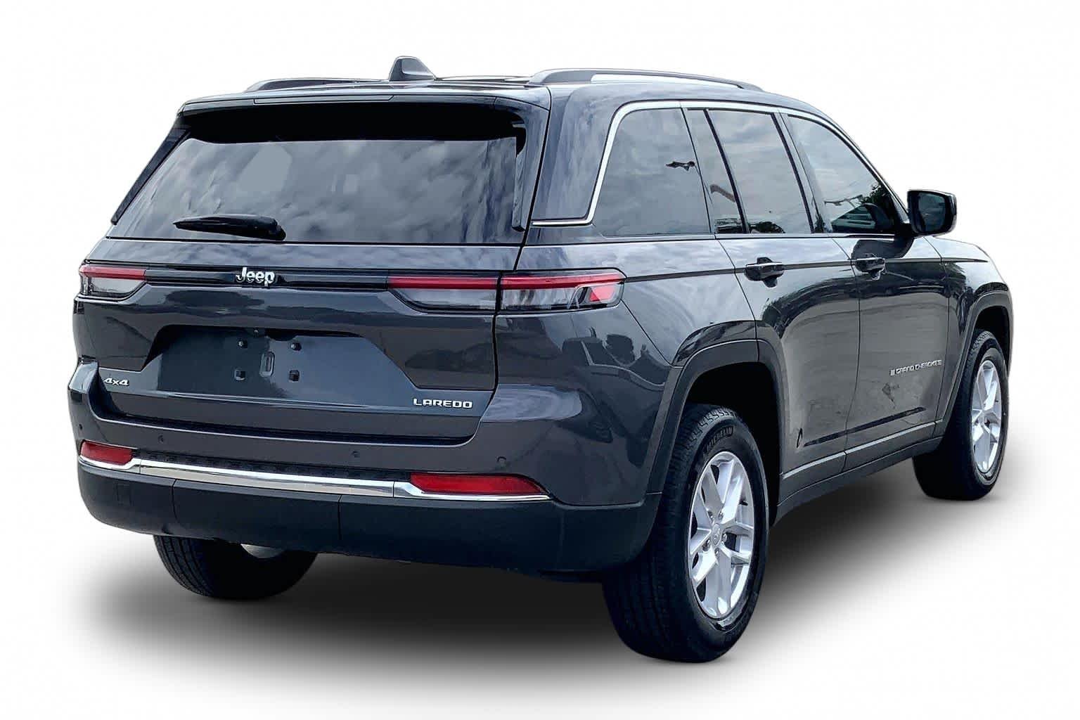 Used 2024 Baltic Gray Metallic Clearcoat Jeep Laredo X image 12